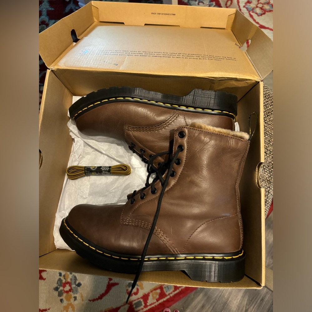 Women’s Dr Martens boots size 10 🍂✨